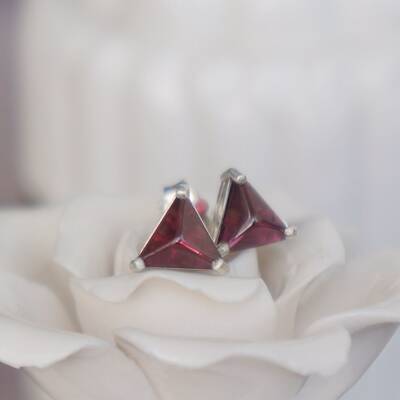 Triangle sugerloaf garnet pyramid red garnet earstuds 925 sterling silver stud earrings one pair simple earstuds