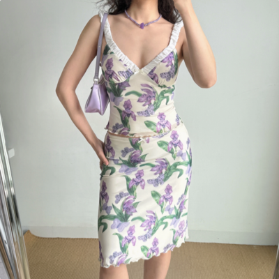 V-neck printed suspenders + hip skirt suit