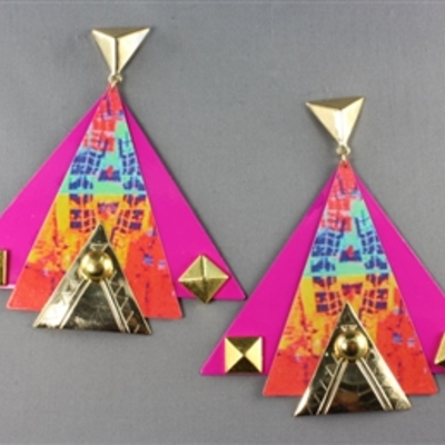 Fuschia-pyramid studded earrings 