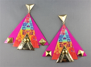 Fuschia-pyramid studded earrings 
