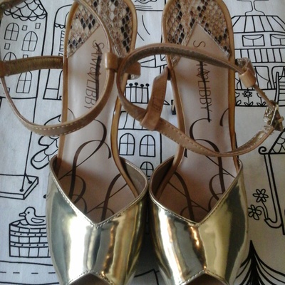 Metallic wedged heels